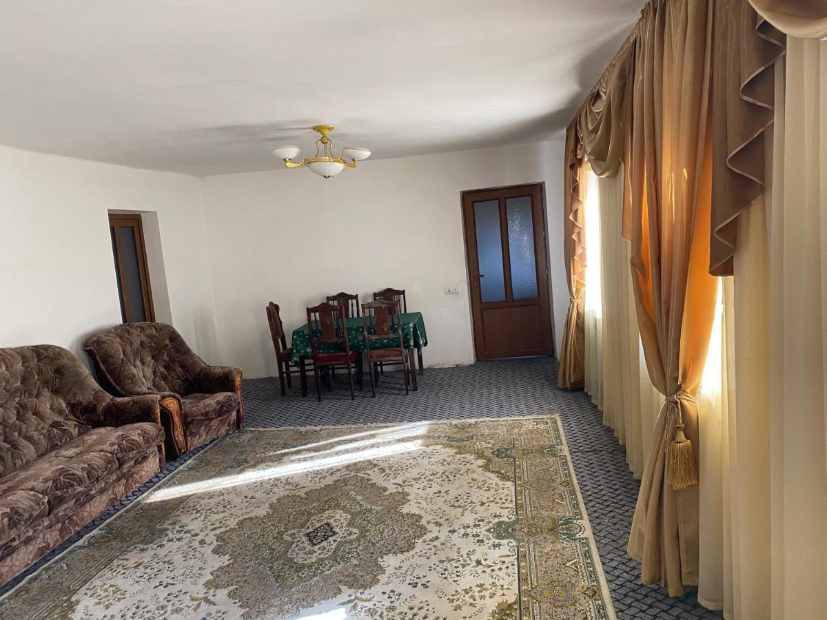 Friend'S House Rooms Near Airport Ghukasavan Exterior foto